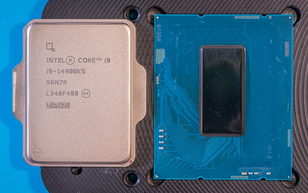 Intel Core i9-14900KS: heat spreader and exposed die, author's photograph