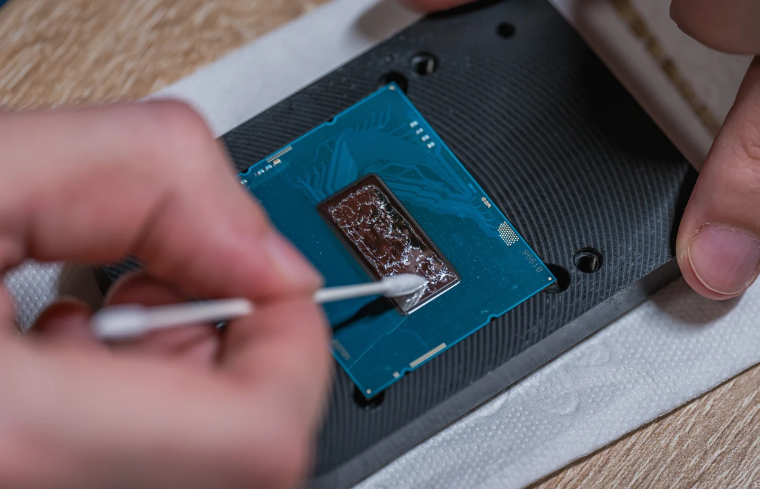 Applying liquid metal to an Intel processor die